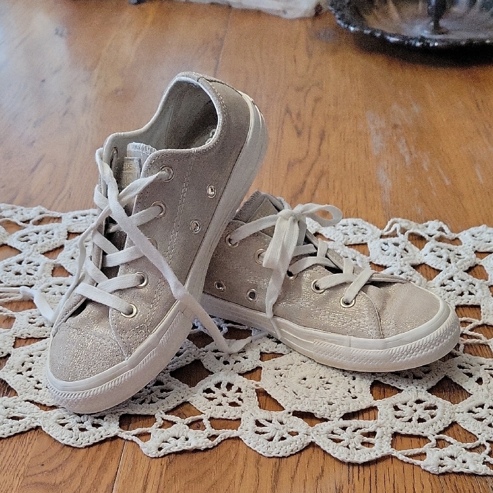 Converse Silver Low-Top Sneakers Classic Design.  Size 2 Girls. D